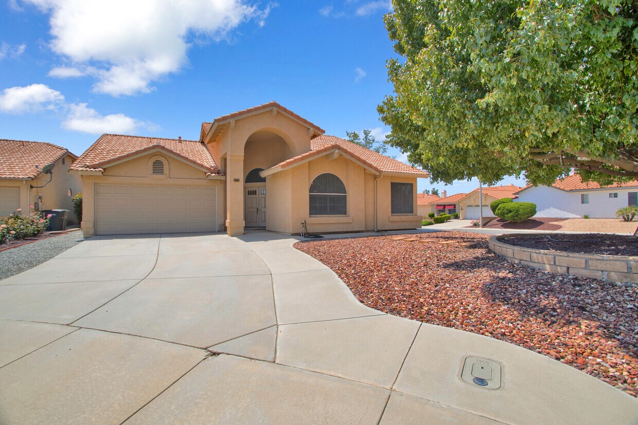 Foto principal - 1947 Tamarack Ln