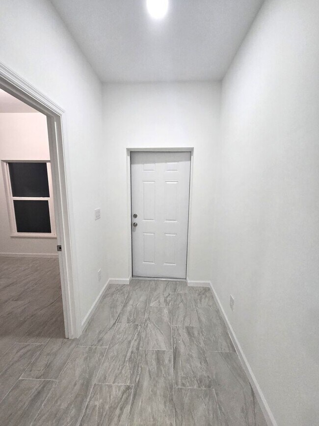 Foto del edificio - Brand-New 4BR/2BA Luxury Home with 2-Car Garage – Desirable 33971 Location