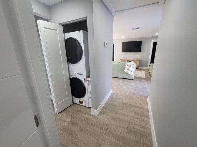 Building Photo - 106 E Chandler Rd