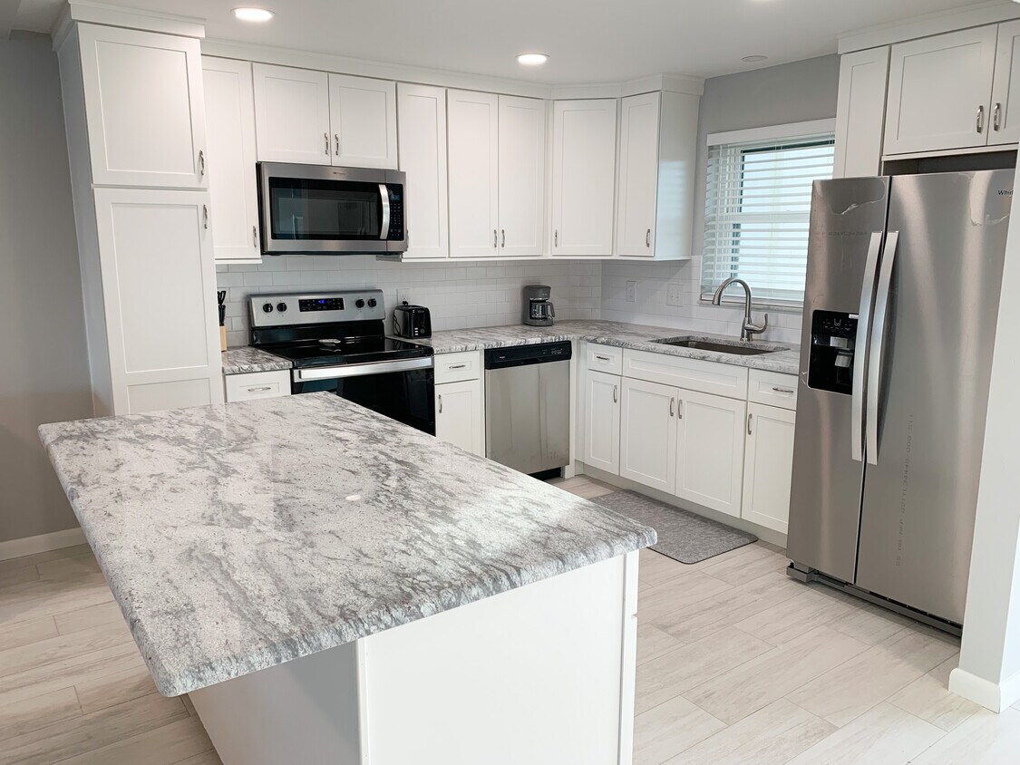 Kitchen - 9825 Harrell Ave
