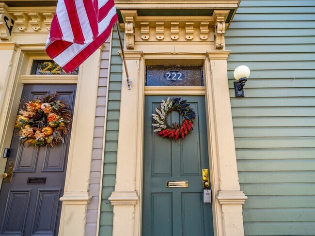 Foto del edificio - Step into a piece of history with this cha...