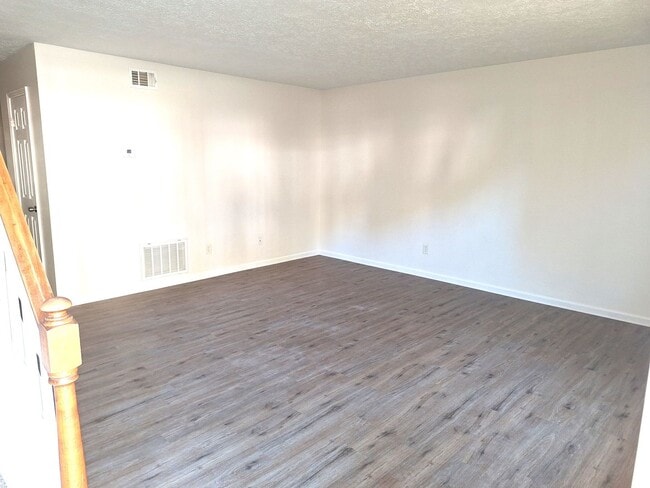 Building Photo - 2 bedroom/ 2.5 bathroom- Newport Towne- To...
