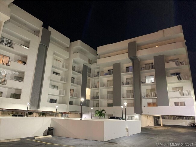Foto del edificio - 395 NE 21st St