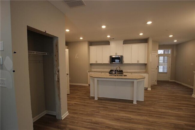 Building Photo - 1376 Elderwood Way