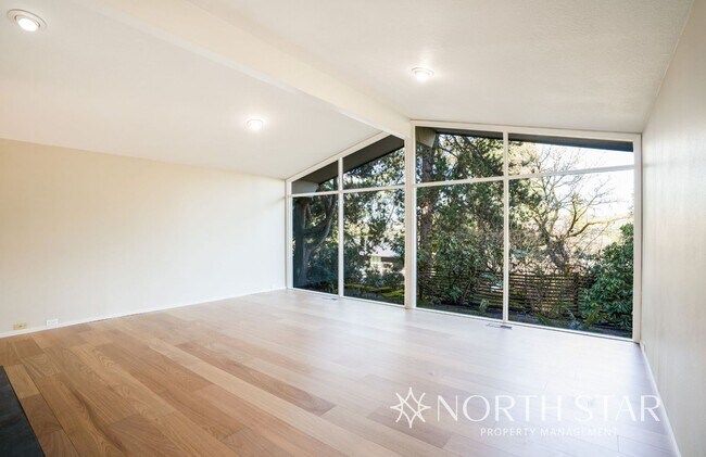 Foto del edificio - Amazing Updated Mid-Century in the Prime P...