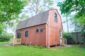 Building Photo - 10 Linden Dr Building Photo - 10 Linden Dr