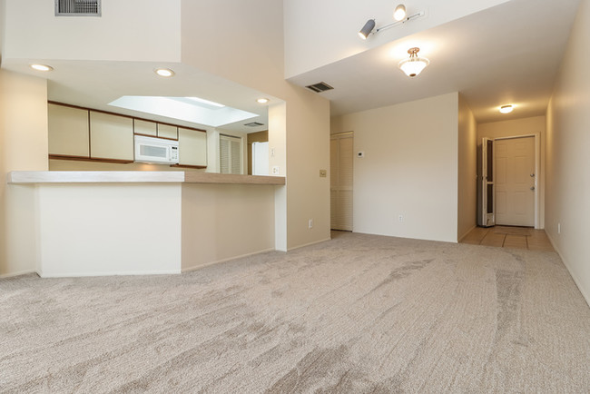 Building Photo - SPACIOUS 2/2 CONDO IN GREENGATE!