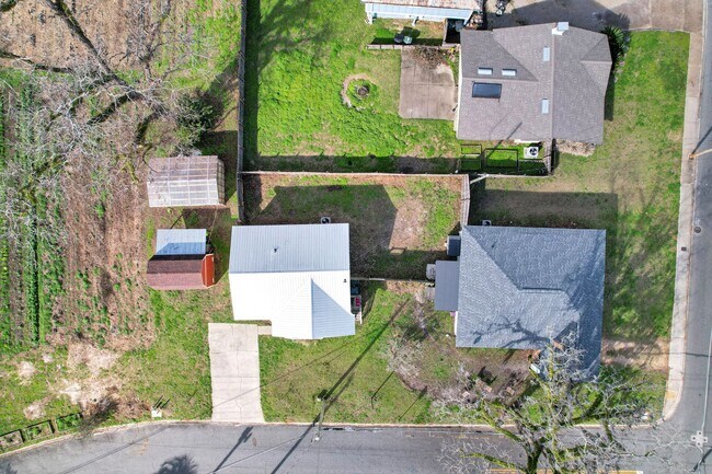 Building Photo - 3 bedroom 1 bath house in Midtown availabl...