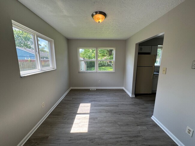 Building Photo - Far Eastside Large 3 Bedroom 1.5 Bath