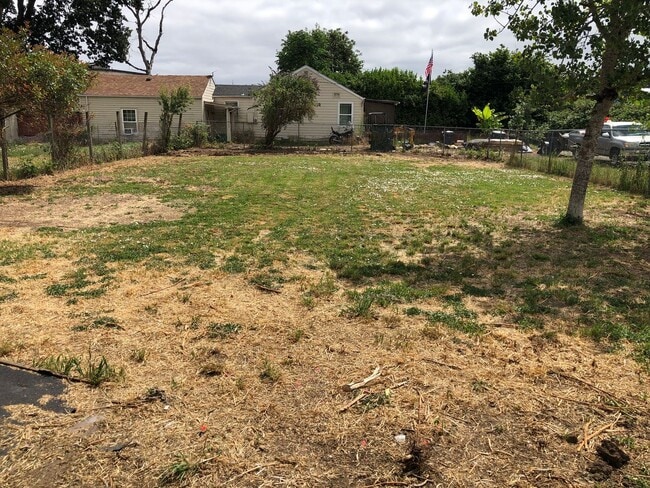 Building Photo - Updated 2 bed 1 bath house in Eugene!
