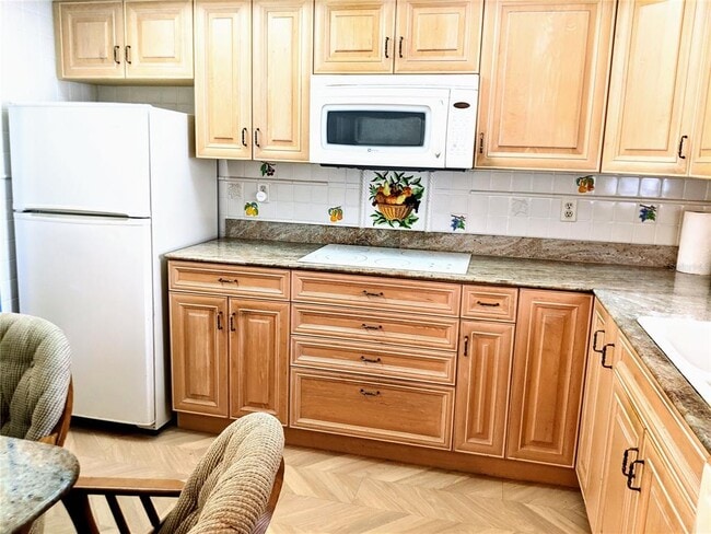 Building Photo - 3665 Lake Bayshore Dr