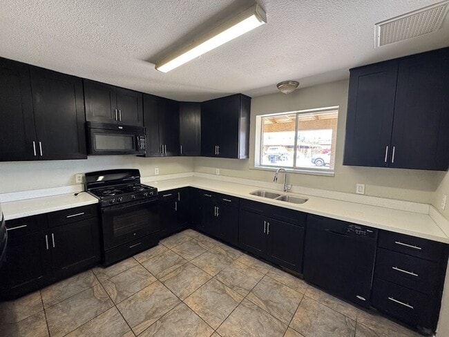 Photo - 5 Bedroom Near GCU House