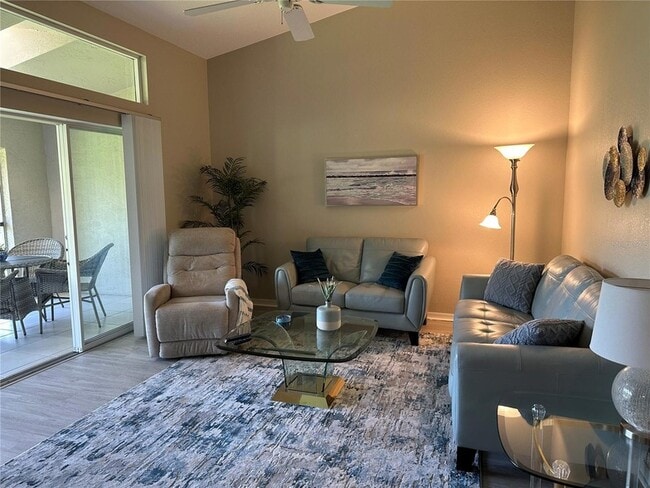 Foto del edificio - 6713 Stone River Rd