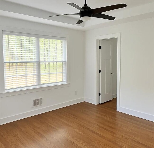 Building Photo - 3253 Beech Dr
