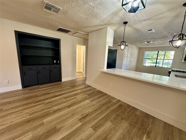 Foto del edificio - 5502 Hewitt Dr