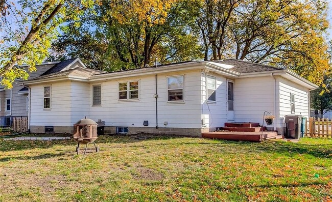 Back view - 120 SW Des Moines St