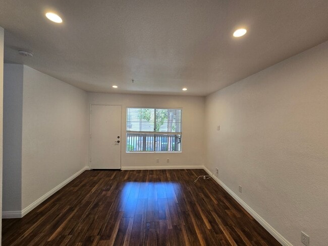 Building Photo - Upgraded 1 bed/ 1 bath Condo in East Orang...