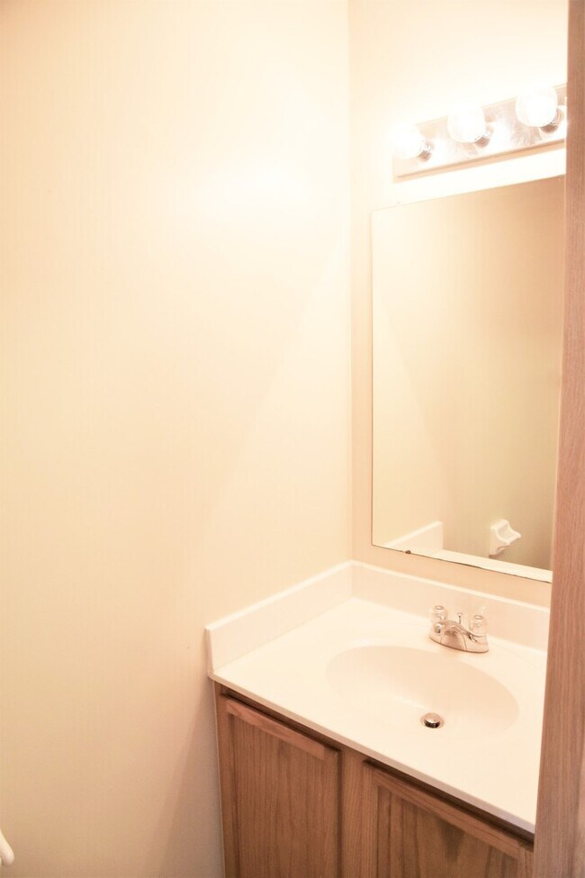 Building Photo - 4 Bedroom Condo in Villages of Polaris Park!