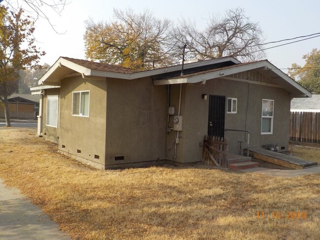 Building Photo - Charming Downtown House