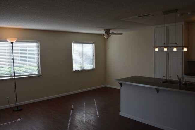 Building Photo - 5683 Playa Del Rey