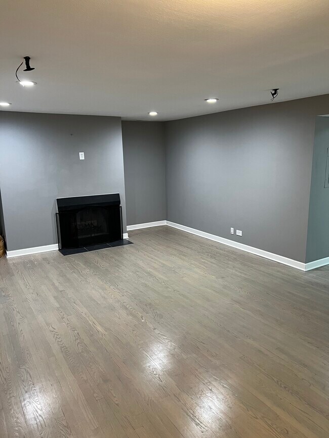 Building Photo - 5809 Oakwood Dr