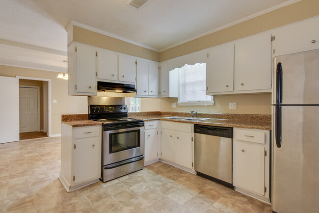 Building Photo - Spacious Four Bedroom