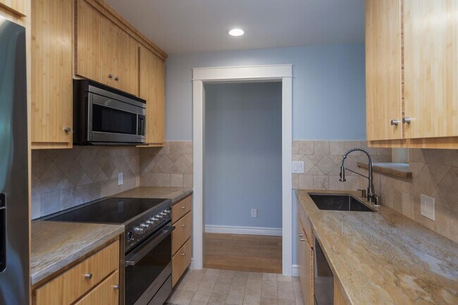 Building Photo - 4019 Woodford Dr