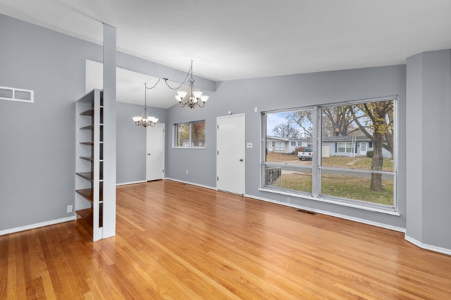 Building Photo - 550 Versailles Dr