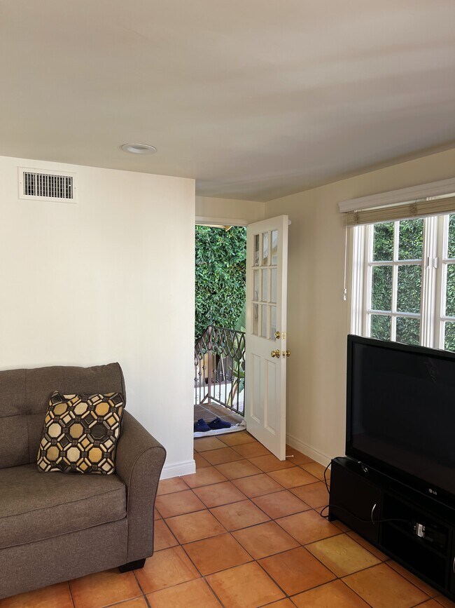 439 S Beverwil Dr Unit Guest House, Beverly Hills, CA 90212 Apartments in Beverly Hills, CA