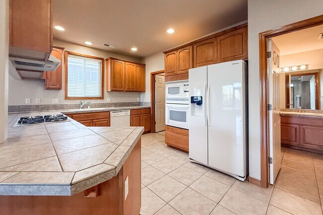 Foto del edificio - Beautiful 4-Bedroom Townhome in South Richland
