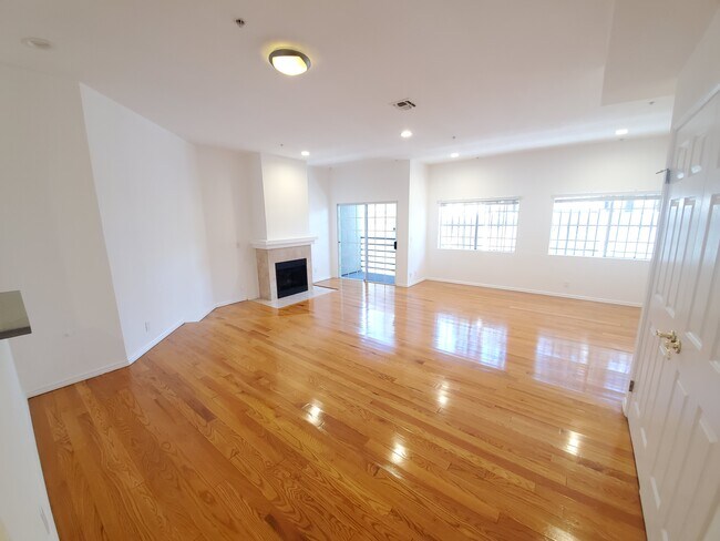 Building Photo - 852 N Poinsettia Pl
