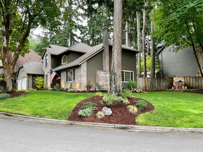 Building Photo - *Short Term Rental!* Tastefully Updated 4 ...