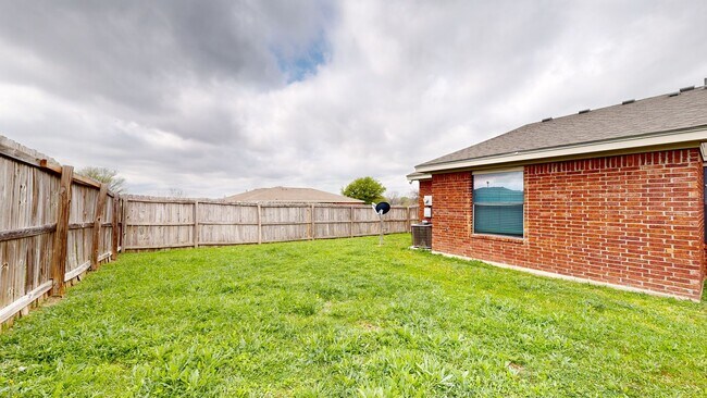 Foto del edificio - 3 BEDROOM, 2 BATH, 2 CAR GARAGE DUPLEX!!!