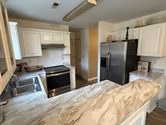 Foto del edificio - Spacious 4-Bedroom Rental Home with Garage