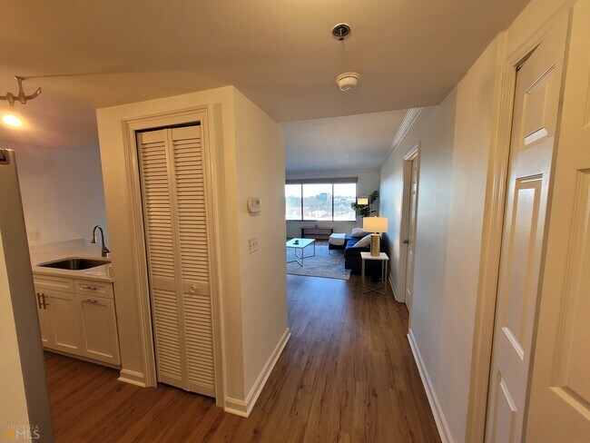 Foto del edificio - 3481 Lakeside Dr NE