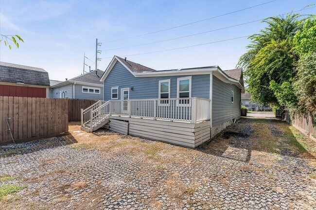 Building Photo - 1204 Shearn St