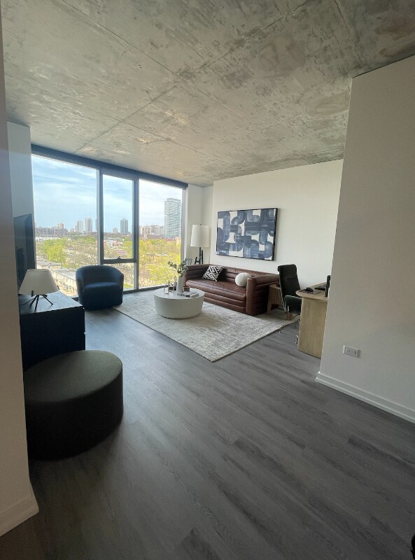 Foto del edificio - 7890 N Kingsbury St