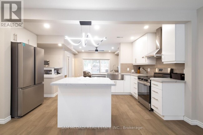 Building Photo - 606 Drymen Crescent