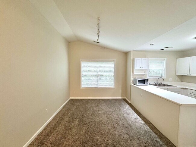 Foto del edificio - Beautiful 2 Bedroom Condo in Cary!
