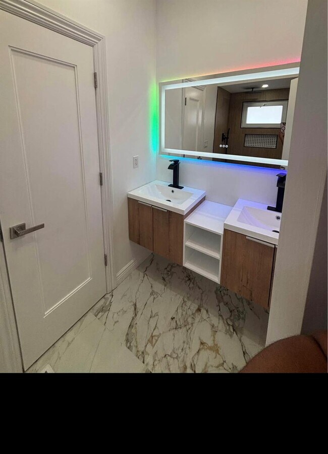 Foto del edificio - 214 Oak Neck Rd