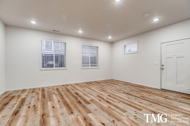 Building Photo - Pre Leasing 3BD/2.5BA Townhome Near Walkin...