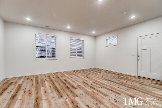 Foto del edificio - Pre Leasing 3BD/2.5BA Townhome Near Walkin...