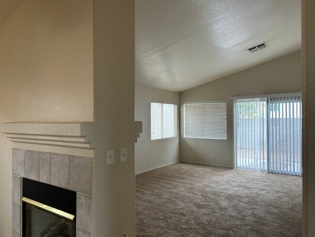 Foto del edificio - Charming 3-Bedroom Single-Story Corner Home in Northwest Las Vegas For Rent!