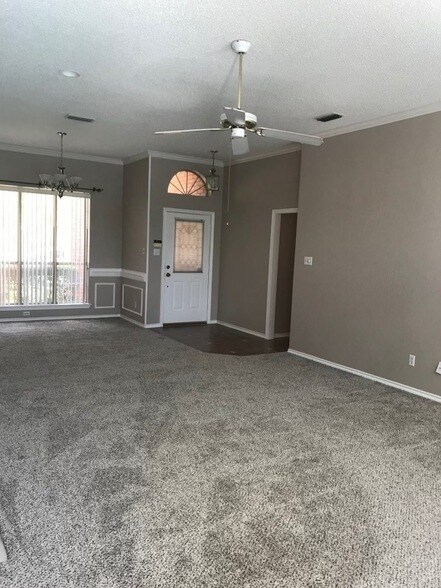 Building Photo - 2609 Classic Ct E