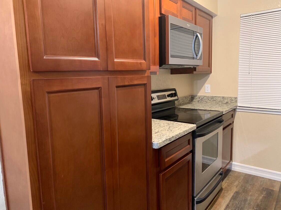 Foto principal - 6239 Riverside Blvd