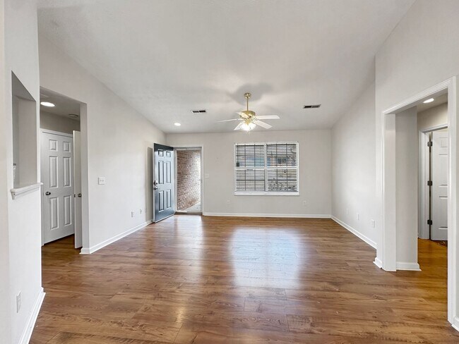 Foto del edificio - Charming ONE LEVEL 3BR 2BA home with 2 car garage!