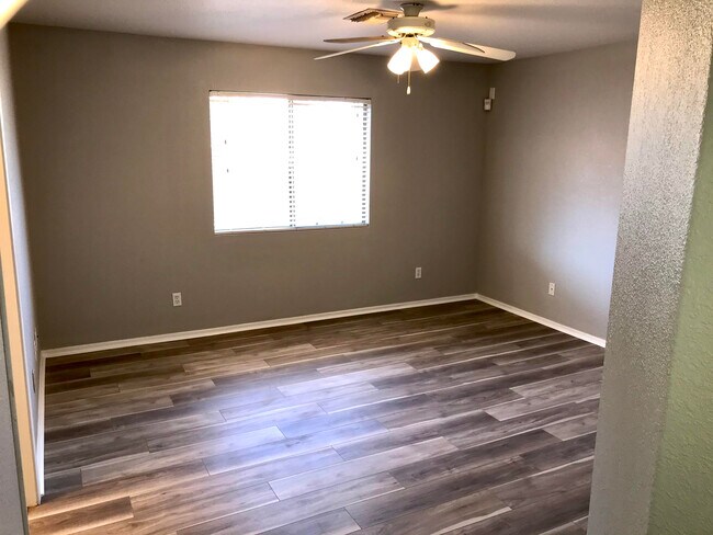 Foto del edificio - 1323 W Desert Cloud Pl