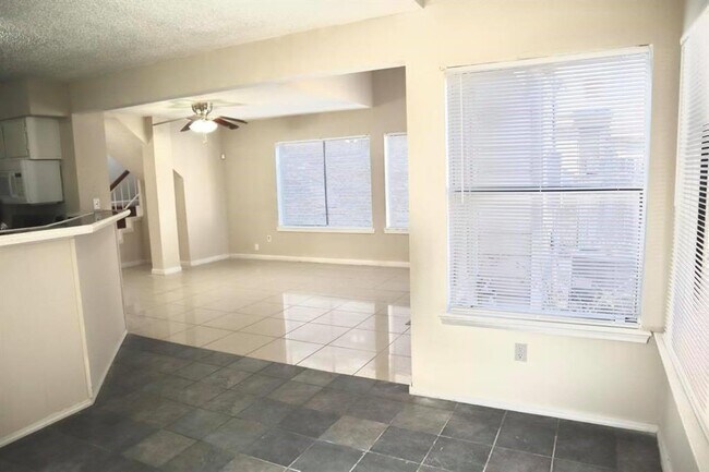 Building Photo - 8629 Kinghaven St
