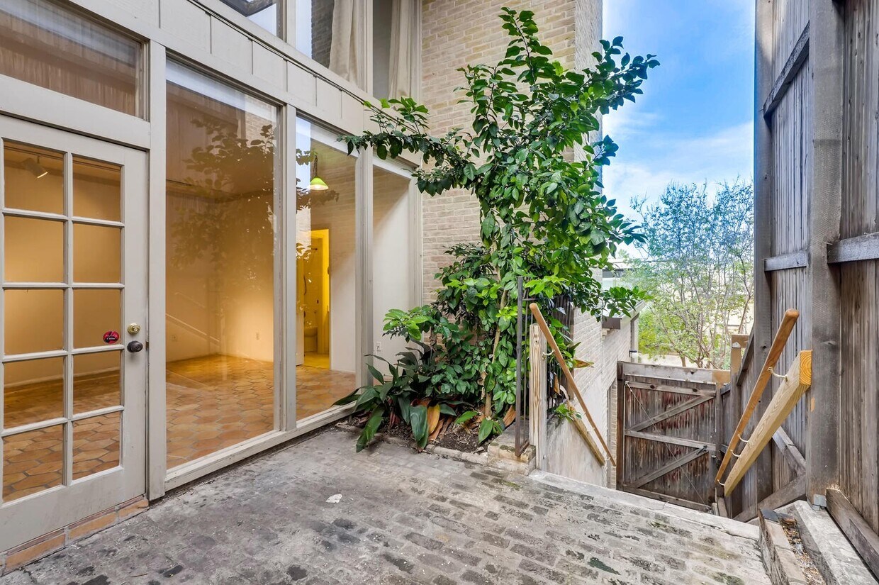 Patio to Garage - 5411 N New Braunfels Ave