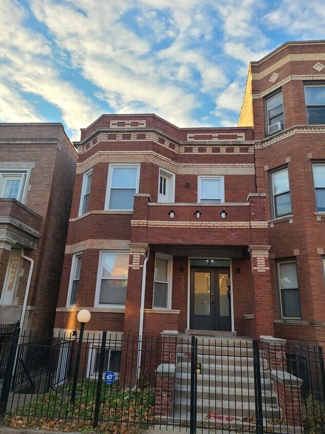 Primary Photo - 6206 S Champlain Ave